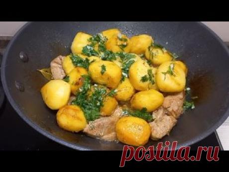 Как жарить Мясо с Картошкой чтобы Вкусно, Просто и Быстро Для приготовления необходимо взять:Мясо любое - 700 гр.Картофель - 700 гр.Лук репчатый - 2 шт.Вода - 1 стакан ( 250 мл.)Лавровый лист - 2 шт.Масло раст. - 100 мл.