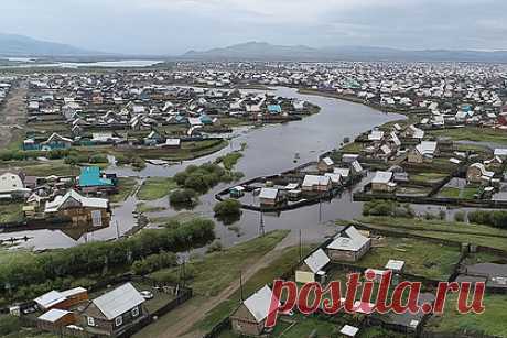 В Бурятии из-за паводков объявили режим ЧС. Власти Бурятии ввели режим чрезвычайной ситуации (ЧС) регионального уровня из-за паводков после поднятия уровня воды в реках Уда и Селенга. Сотрудники службы МЧС добавили, что почти 70 жилых домов и свыше 930 приусадебных участков остаются подтопленными, 30 человек находятся в пунктах временного размещения.
