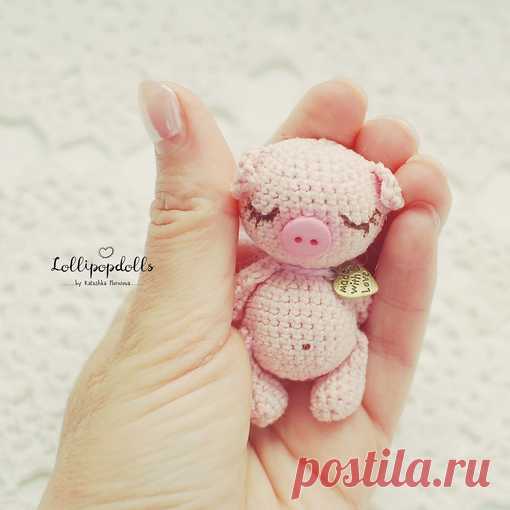 Наткнулась на перевод моей свинки на анлийский))) 
#Englishpattern
Прикрепляю здесь, делитесь с друзьями 
Также напоминаю, что у меня есть и другие бесплатные мк в альбоме https://vk.com/album-81786810_235241957
Вяжите с удовольствием, делитесь своими работами, я обожаю их рассматривать!

#lollipopdollskatushkamorozova