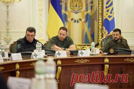 Бывшая пресс-секретарь Зеленского рассказала о сексизме в офисе президента. Юлия Мендель, бывшая пресс-секретарь президента Украины Владимира Зеленского рассказала о сексизме в офисе главы республики. По ее словам, при приеме на работу экс-глава офиса Зеленского Андрей Богдан был против кандидатуры Мендель из-за того, что она не нравилась ему как женщина.