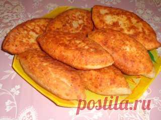 СЫРНЫЕ ПЫШЕЧКИ - за 10 минут ( разлетаются тоже за 10-ть ))))) ТЕСТО: 1 стакан кефира, 1 стакан твёрдого тёртого сыра, 2 стакана муки, по пол чайной ложки сахара, соды и соли.... Всё перемешиваем, вымешиваем...Разделяем на колобки , раскатываем. НАЧИНКА: тёртая ветчинка или сосиски ( у меня ветчинка ). Начиняем ,защипываем края, немного раскатываем. Жарить на растительном масле с 2-х сторон, на среднем огне под крышкой. ОЧЕНЬ ВКУСНЫЕ и делать быстро )