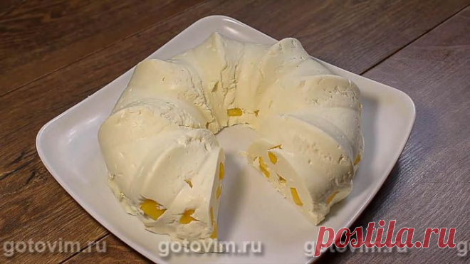 Торт без выпечки из творога, фруктов и желатина «Корона». Рецепт с фото Чтобы приготовить торт по этому рецепту, про духовку можно забыть. Основа десерта – взбитый со сметаной творог, фрукты по вкусу и желатин. Вам остается только смешать перечисленные в рецепте продукты, сложить все в форму и убрать в холодильник.