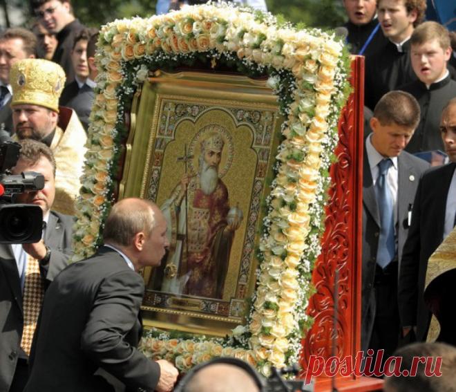 Как прикладываться к иконе правильно ПРИХОД ВОСКРЕСЕНСКОЙ И ВСЕХСВЯТСКОЙ ЦЕРКВЕЙ Г. БЕЛАЯ ХОЛУНИЦА. В Храм Божий надо ходить, пока ноги носят.