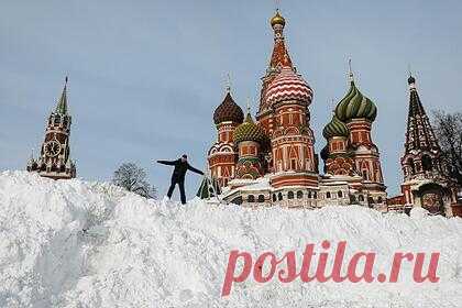 Москвичам предрекли приход снежной «Нади». В ближайшие дни в Москве ожидается приход нового снежного циклона «Надя», который принесет с собой большое количество осадков. На «макушку зимы» придется достаточно теплая, но снежная погода. В столице выпадет до 25 процентов месячной нормы осадков за ближайшие два дня, заявил синоптик Евгений Тишковец.
