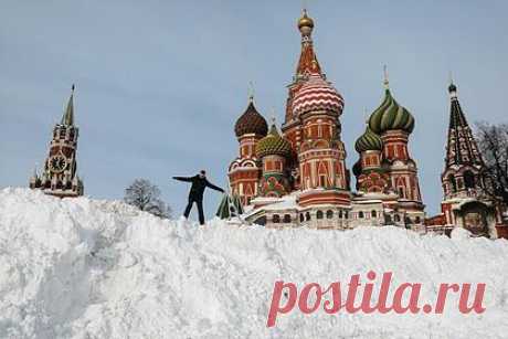 Москвичам предрекли приход снежной «Нади». В ближайшие дни в Москве ожидается приход нового снежного циклона «Надя», который принесет с собой большое количество осадков. На «макушку зимы» придется достаточно теплая, но снежная погода. В столице выпадет до 25 процентов месячной нормы осадков за ближайшие два дня, заявил синоптик Евгений Тишковец.