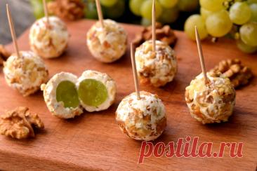 Закуска из винограда с сыром Ингредиенты:Виноград — 100 гСыр творожный — 1 шт.Сыр твердый — 50 гОрехи грецкие — 50 гПриготовление:1. Твердый сыр натереть на мелкой терке, смешать с творожным сыром, убрать в холодильник. Грецкие орехи измельчить.2. Взять немного сырной массы, вложить 1...