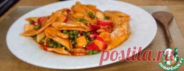 Холодный салат по-корейски. Предлагается корейское блюдо bibum guksu, в котором холодная лапша подаётся в остром кисло-сладком соусе на основе кочудяна со свежими хрустяящими овощами. Идеально для пикника в жаркий день.
 ,