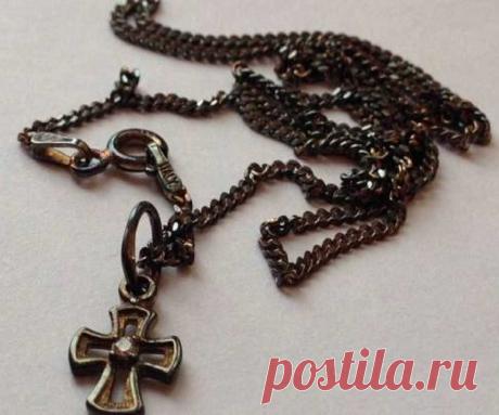 Почему темнеет серебро на теле человека - причины? Почему серебро темнеет на теле человека. Почему чернеет серебро на теле человека 100% Разное Те, кто верит в суеверия, примут всерьез заверения «умных людей» о том, что на человека наведена порча. Причем самой плохой приметой считается, если