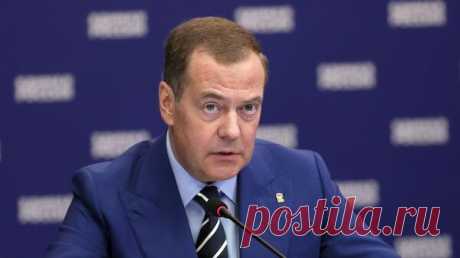 Медведев назвал Байдена бесполезным старикашкой в маразме