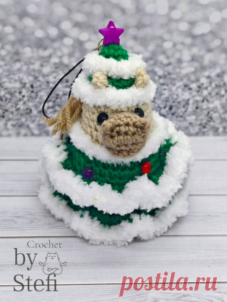 PDF Лошадка в костюме Ёлочки крючком. FREE crochet pattern; Аmigurumi toy patterns. Амигуруми схемы и описания на русском. Вязаные игрушки и поделки своими руками #amimore - маленькая лошадь к Новому году, новогодняя лошадка из обычной пряжи, конь, ёлочная игрушка.