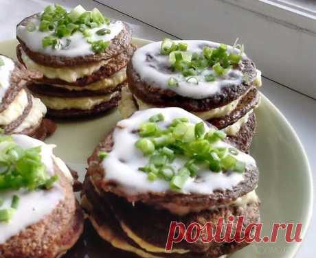 ПЕЧЕНОЧНЫЕ МИНИ-ТОРТИКИИнгредиенты:300-400 гр. куриной печени1 луковица1 яйцо (или 1 белок)Соль, перец2 ст.л. овсяной муки Для прослойки:1 вареное яйцо 1 зубчик чеснока2 ст.л. лже майонеза (любой по вашему рецепту) Приготовление:Все смешать в блендере.Выпекать оладьи на сковороде без масла.Промазываем прослойкой и вуаля :)© Домохозяйка