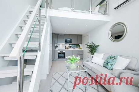 ДОМ РАЗМЕРОМ МЕНЬШЕ КВАРТИРЫ В ШВЕЦИИ (33 КВ. М) Крошечных квартир было уже немало, но вот полноценный дом таких смешных размеров у нас, пожалуй, впервые. 33 кв. м — площадь этого очень компактного, но безусловно обаятельного дома в пригороде Стокгольме. По архитектуре здесь все предельно просто (ну а чего еще мы могли ожидать от скандинавов?!): д