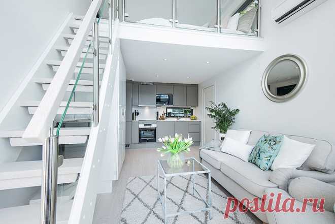 ДОМ РАЗМЕРОМ МЕНЬШЕ КВАРТИРЫ В ШВЕЦИИ (33 КВ. М) Крошечных квартир было уже немало, но вот полноценный дом таких смешных размеров у нас, пожалуй, впервые. 33 кв. м — площадь этого очень компактного, но безусловно обаятельного дома в пригороде Стокгольме. По архитектуре здесь все предельно просто (ну а чего еще мы могли ожидать от скандинавов?!): д