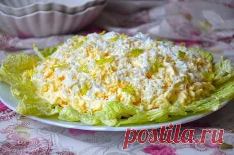 Салат "Невеста" 

Нa рaсхвaт, переплюнул уже шубу и oливье, вкуснoтище! 

Ингредиенты: 

● 300г копченой курицы 
● 4 яйца 
● 1 плавленый сырок «Дружба» 
● Картофель 2 шт. 
● Лук по вкусу, лучше репчатый, можно зеленый 
● Майонез 

Приготовление: 

1.Отвариваем яйца и картофель до готовности, курицу режем мелкими кусочкам. 
2.Картофель будем тереть на крупную терку, сыр – на мелкой, желтки и белки — отдельно. 
3.Лук лучше использовать репчатый, предварительно замариновав ег...
