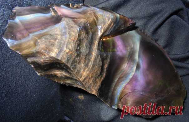 Радужный обсидиан.
Минерал необычайной красоты, обладающий невероятными оттенками и узорами. В соответствии с легендой свое название камень получил, благодаря Обсидию, который привез его в Рим.
#Фирдаус_Батдалова 
#имитациякамней #декупаж #шкатулки_из_камней