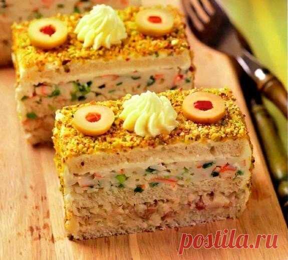 БУТЕРБРОДНЫЙ ТОРТ С СЕЛЬДЬЮ И КРАБОВЫМИ ПАЛОЧКАМИ — Фактор Вкуса