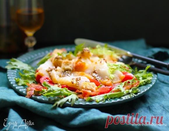 Салат с копченым палтусом, помидорами и беконом. Ингредиенты: бекон варено-копченый, салат фриссе, помидоры черри