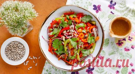 Теплый салат из обжаренного сладкого перца и семечек
Даже в самый что ни на есть летний период никто не отменял дождливых прохладных дней и теплых салатов на ужин. Главное – обжаривать свежие овощи на максимальном огне и очень-очень быстро, чтобы успела образоваться тонюсенькая вкусная корочка, а все витамины и хруст остались на месте.