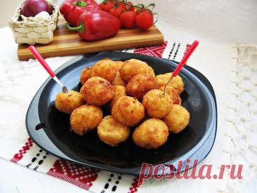 Картофельные шарики с сыром Ингредиенты:6 средних клубней картофеля2 яица1 ст.л. мукитвердый сырпанировочные сухарисоль, специирастительное маслоПриготовление:1. отвариваем картофель,&nbsp;делаем пюре.; 2. в пюре добавляем яйца и муку; 3. хорошо перемешиваем, лучше руками; 4. скатываем шарики и в середину внедряем...