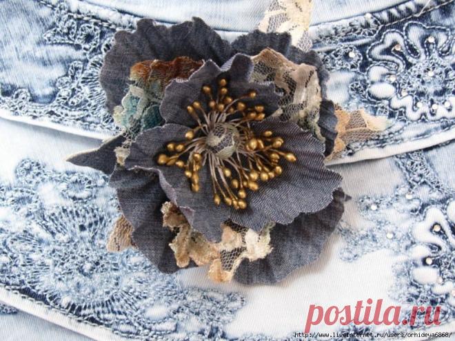 ЦВЕТОК ИЗ ДЖИНСОВОЙ ТКАНИ И ГИПЮРА.