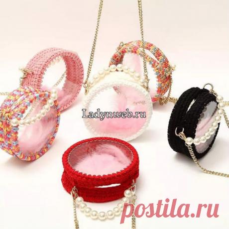 Прозрачная круглая сумка из полиэтилена, обвязанного крючком трикотажной пряжей.