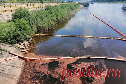 На реке в российском регионе произошла утечка нефтепродуктов. На реке Лена в Усть-Куте Иркутской области произошла утечка нефтепродуктов после того, как под погрузку там встал танкер с дизельным топливом. Об этом в своем Telegram-канале сообщил губернатор российского региона Игорь Кобзев. Глава региона уточнил, что ночью танкер встал под погрузку и дал течь.
