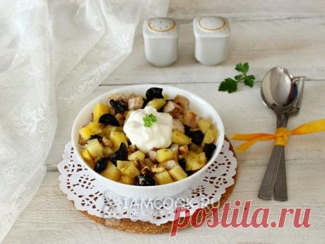 Этот гармоничный салат с ананасами, черносливом и курицей по достоинству оценят и ваши близкие, и гости.