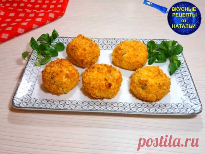 Хрустящие картофельные шарики с сыром. Вкусная закуска. Рецепт в духовке. Хрустящие снаружи и нежные,мягкие с расплавленным сыром внутри,картофельные шарики съедаются самыми первыми.Они могут быть самостоятельным блюдом с соусом,уетчупом,а также прекрасным гарниром к мясным и рыбным блюдам.Рецепт без жарки во фритюре, а  с запеканием в...