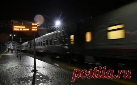 В Крыму возобновили движение поездов, приостановленное из-за взрывов. В Красногвардейском районе в центральной части Крыма возобновили движение поездов, приостановленное из-за взрыва на складе боеприпасов, сообщил в своем телеграм-канале глава республики Сергей Аксенов.