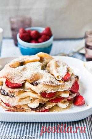 Блинный торт с клубникой, бананом и шоколадом » Кулинарные рецепты