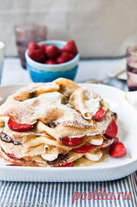 Блинный торт с клубникой, бананом и шоколадом » Кулинарные рецепты