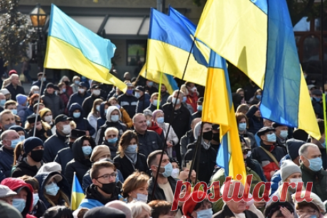 На Украине заявили о правах на Поволжье. В освоении бассейна реки Волги ключевую роль сыграли украинцы, формирование русского этноса не имеет отношения к этому региону. С таким утверждением выступил украинский историк, проректор университета «Острожская академия» Петр Кралюк. Русские цари отдавали предпочтение украинцам в заселении Поволжья, уверен он.