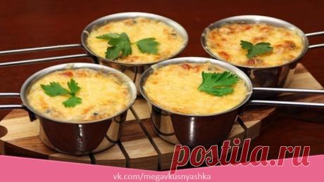 Жюльен. Подборка самых вкусных рецептов! 
Жюльен из шампиньонов





 

Ингредиенты:
Шампиньоны — 500–600 г
Репчатый лук — 3 шт.
Топленое масло — 150 г
Оливковое (подсолнечное) масло — 2–3 ст. л.
Сметана — 500 мл
Твердый сыр — 100 г
Соль — п…