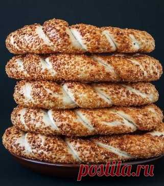 Симиты - турецкие бублики. Симит - бублик с кунжутом, распространенный в
Турции. У него потрясающая хрустящая корочка, и обычно он впечатляющих
размеров, хотя сам чаще всего тонок! Самое главное правило - обязательно нужно
съесть в день приготовления. Симиты зачастую подают на завтрак с различными
закусками, с каймаком и т д. Настоящие симиты делаются в больших каменных
печах, но иногда можно отступать от правил:) На родине симиты, перед
обваливанием в кунжуте, опускают в пекмез — это вываренный