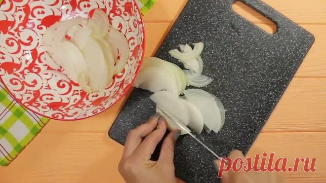 Нежнейшая, сочная запеканка получается из кабачков, куриной грудки и лука.