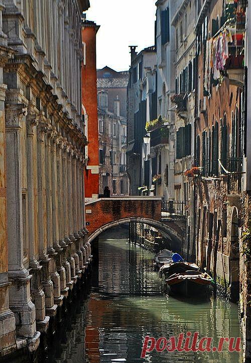 Near Miracoli Church, Venice | Italy Photo taken by me (Nacho...| caroline duez приколол(а) это к доске Venise & Burano