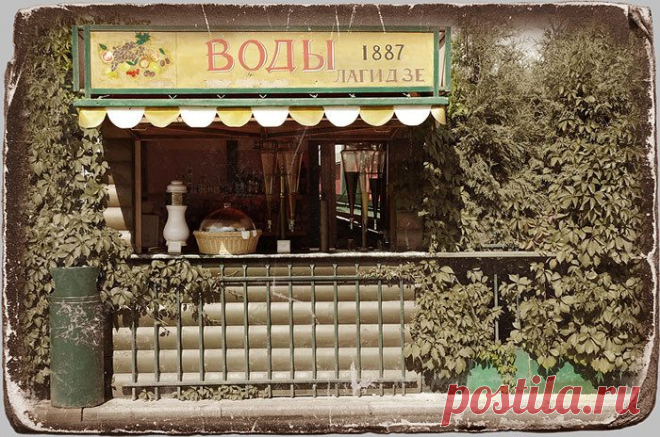 История появления  воды "Лагидзе" началась 125 лет назад, когда ученик Кутаисского аптекаря Митрофан Лагидзе,  начал первые эксперименты по созданию натуральных сиропов из плодов и фруктов, которыми так богата земля по берегам Риона - реки, вдоль которой раскинулся Кутаис – один из древнейших городов Кавказа, существовавший еще во времена похода Аргонавтов.