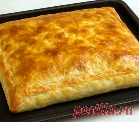 Большой домашний пирог с мясной начинкой, запечённый на противне
Этот пирог получается большим, сочным и мягким, а золотистая корочка скрывает ароматную мясную начинку, приготовленную по-домашнему.

Что понадобится

Тесто дрожжевое или слоёное — 700–900 г
Фарш мясной — 600–700 г
Лук — 2–3 средние головки
Картофель — 2 штуки по желанию
Соль и чёрный перец — по вкусу
Масло растительное — 2 столовые ложки
Яйцо для смазки — 1 штука