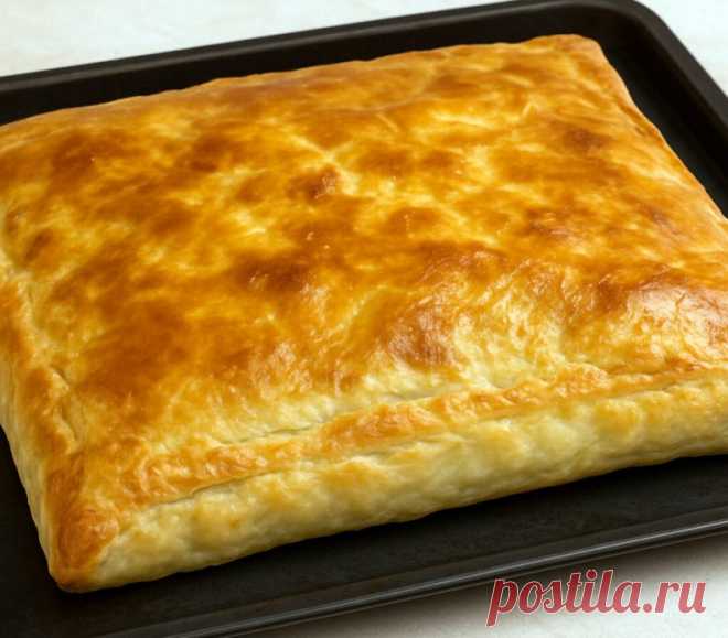Большой домашний пирог с мясной начинкой, запечённый на противне
Этот пирог получается большим, сочным и мягким, а золотистая корочка скрывает ароматную мясную начинку, приготовленную по-домашнему.

Что понадобится

Тесто дрожжевое или слоёное — 700–900 г
Фарш мясной — 600–700 г
Лук — 2–3 средние головки
Картофель — 2 штуки по желанию
Соль и чёрный перец — по вкусу
Масло растительное — 2 столовые ложки
Яйцо для смазки — 1 штука