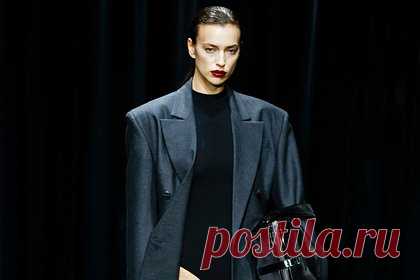 Ирина Шейк прошлась по подиуму без штанов. Российская супермодель Ирина Шейк прошлась по подиуму в откровенном наряде без штанов. 38-летняя знаменитость приняла участие в показе Ferrari, состоявшемся в рамках Недели моды в Милане. Звезда вышла на публику в черном облегающем боди и длинном сером оверсайз-плаще. При этом манекенщица показала оголенные ноги.