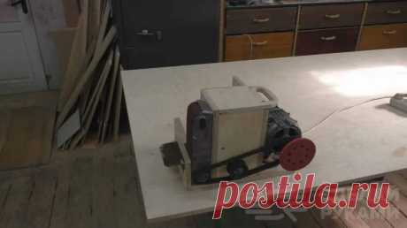 Самодельный гриндер с двигателем от стиральной машины Гриндер представляет собой шлифовально-заточной станок с ленточным абразивом. Такой станочек всегда пригодится как в домашней мастерской, так и гараже.В