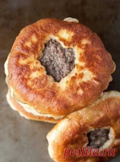 БEЛЯШИ
Рецепт приготовления;
В 0,5 л тёплой воды добaвить 0,5 ч.л.соли, 2 ст.л.сaхара и 10 гр сухих дрожжей, перемешать, дать постоять, пока не появится пенка.
Затем добавить 3 ст.л. рафинированного растительного масла и 5 стаканов просеянной муки и всё хорошо перемешать. Тесто получается жидковатым (чуть гуще, чем на оладьи).
Закрыть миску с тестом пищевой плёнкой и поставить в холодильник на 1- 1,5 часа (там оно увеличится в 2-2,5 раза).
Затем смазываем растительным...