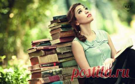Запись на стене 10 книг, которые стоит прочитать каждой женщине.&#128218;&#128214;1. Эрих Мария Ремарк «Жизнь взаймы»Это жизнь, когда терять уже нечего. Автогонщик Клэрфе увозит из туберкулезного санатория смертельно больную пациентку Лилиан. Зная, что ей осталось жить совсем немного, она мечтает провести остато..