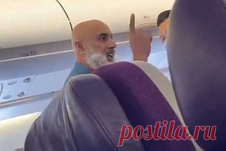 Пассажир пригрозил попутчикам бомбой, назвал их рабами Аллаха и попал на видео. Пассажир авиакомпании Malaysia Airlines назвал своих попутчиков рабами Аллаха и вынудил пилотов вернуться в аэропорт вылета. рейс следовал из Сиднея в Куала-Лумпур. После взлета путешественник, представившийся Мохаммедом, встал с места и назвал себя рабом Аллаха. Затем он заставил говорить то же самое остальных.