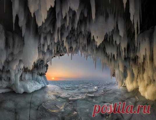 Ледяная пещера на Байкале, Россия