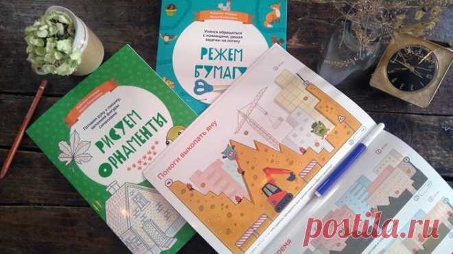 «Проводим линии» — одна из развивающих тетрадей Маши Казанович. Ее основная цель подготовить руку ребенка к будущим занятиям письмом. Задания в ней подобраны таким образом, чтобы процесс обучения не был скучным, занятия были интересными и малыш учился новым навыкам письма с удовольствием. Выполняя задания, ваш ребенок: ✔привыкнет к движению руки слева направо, как при письме; ✔научится быстро рисовать четкие ровные линии, заранее продумывая их контуры; ✔поймет, что такое секунды и минуты;…
