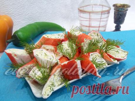 Рулет из крабовых палочек с сыром