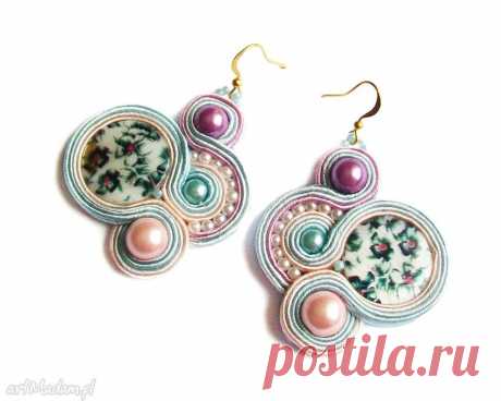 Сутажные украшения. Сутаж в декоре одежды.
Сутаж [фр. soutache]. Плоский и тонкий плетеный шелковый цветной шнур для отделки одежды. 
 
Вышивка
 сутажом впервые использовалась в первой половине XIV века во Франции. 
Эту технику применяли не только при декорировании одежды, но и для 
создания отдельных украшений. А благодаря новаторству голландцев, 
появилась техника, подобная русскому ленточному плетению. 
 
В
 России сутажная вышивка получила широкое распространение во вр...