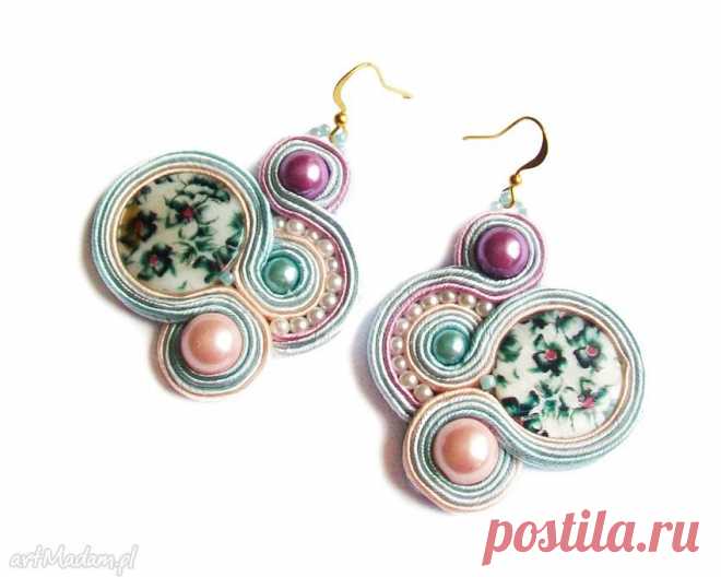 Сутажные украшения. Сутаж в декоре одежды.
Сутаж [фр. soutache]. Плоский и тонкий плетеный шелковый цветной шнур для отделки одежды. 
 
Вышивка
 сутажом впервые использовалась в первой половине XIV века во Франции. 
Эту технику применяли не только при декорировании одежды, но и для 
создания отдельных украшений. А благодаря новаторству голландцев, 
появилась техника, подобная русскому ленточному плетению. 
 
В
 России сутажная вышивка получила широкое распространение во вр...
