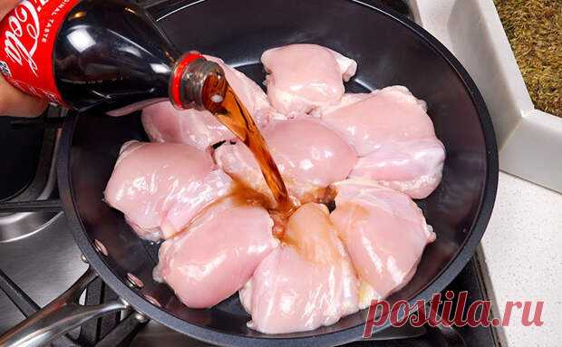 Кладем курицу на 2 часа в колу и жарим. Мясо размягчается и становится как вырезка, как если бы был дорогой мед - Steak Lovers - медиаплатформа МирТесен Маринад для курицы на основе колы нисколько не делает птицу сладкой, зато размягчает волокна мяса и делает его нежнее вырезки. Такой же эффект на курицу оказал бы дорогой мед, который используют в ресторанных блюдах. Жарить мы будем куриные бедра, возьмем сразу 8 штук: по опыту, разбирают такую